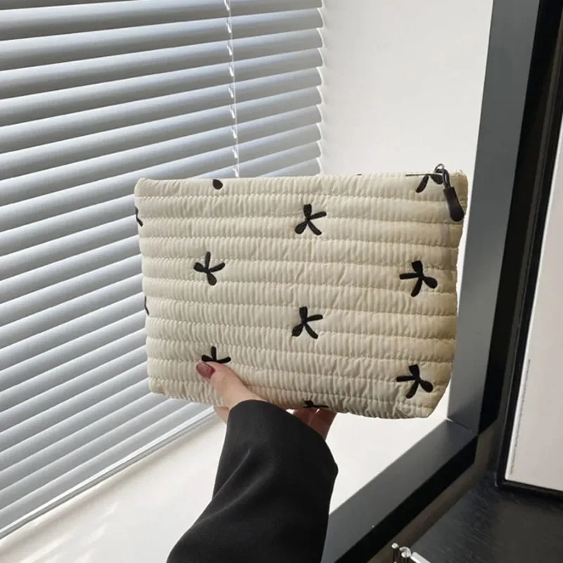 Urocza kosmetyczka z zamkiem b – Embroidery Bag recenzja i cena